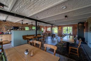 a restaurant with tables and chairs in a room at Hof van Kleeberg in Mechelen