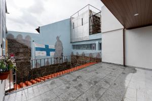 a building with a mural on the side of it at Casa da Chica Apartamento Castelo 1 Esq in Guimarães
