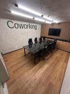 a conference room with a table and chairs and a tv at Studio Gardenia Mobiliado - Batista Campos in Belém +77 photos