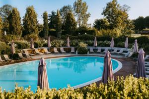 a swimming pool with chairs and umbrellas at Albergo dell'Agenzia in Bra