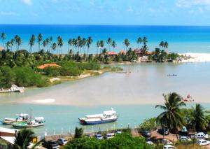 a view of a beach with boats in the water at Casa em Dunas de Marapé -Jequia da praia in Jequia da Praia