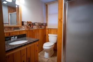 Et badeværelse på Spacious 3 Bed House - Built for Groups - Smart Tv - Wi-Fi CB11