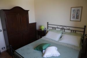 A bed or beds in a room at Agriturismo Casa degli Archi