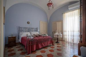 ein Schlafzimmer mit einem Bett mit einer roten Decke in der Unterkunft Villa Morea-Relax in piscina in Putignano + 87 Fotos