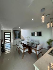 a dining room with a table and chairs at Casa Altavista in Pachuca de Soto
