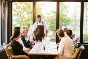 Reštaurácia alebo iné gastronomické zariadenie v ubytovaní Katrinelund Gästgiveri & Sjökrog