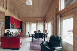 a kitchen and dining room with a table and chairs at Villa Stella in Äkäslompolo