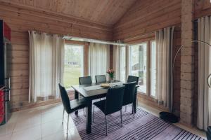 a dining room with a table and chairs at Villa Stella in Äkäslompolo