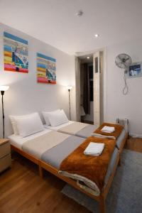 a bedroom with two beds with towels on them at Ndussole Guest House in Porto