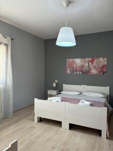 a bedroom with a bed and a painting on the wall at Aidone Sunset House in Aidone
