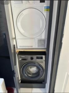 a washer and dryer in a small room at Dreghorn House 5 b-rooms 9 beds 3 toilets 2 showers,1 bath 2 receiption Secure free Parking 233 Wifi in Edinburgh