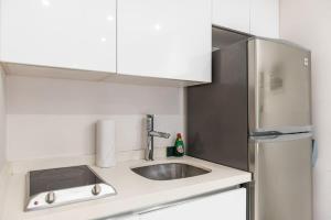 a kitchen with a sink and a refrigerator at 2bed apartment 500m from beach in Playa del Carmen