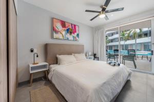 a bedroom with a bed and a large window at 2bed apartment 500m from beach in Playa del Carmen