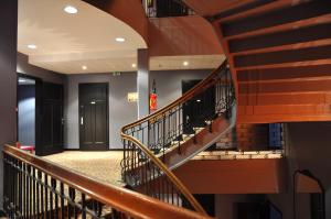 uma escadaria num edifício com grades de madeira em Ibis Styles Metz Centre Gare em Metz