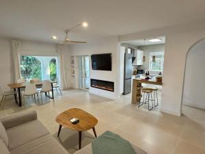 a living room with a couch and a table and a kitchen at Villa Paz in El Campello