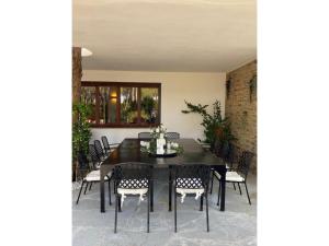 a black dining room table with black chairs at Villa Rocchetta in Casa Mora