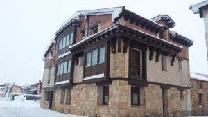 ein großes Backsteingebäude mit Schnee darauf in der Unterkunft El Casón de los Poemas in Grajera