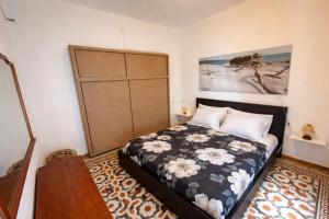a bedroom with a bed with a wooden door at Shaka guest house in Giba