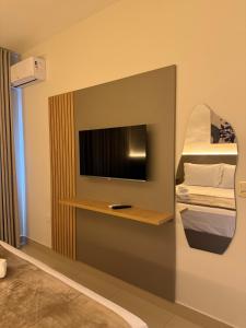 a room with a flat screen tv on a wall at Apto Mais Decor in Salinas