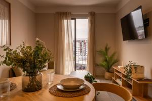 a living room with a dining table and a large window at Villadhara Centro GDL in Guadalajara