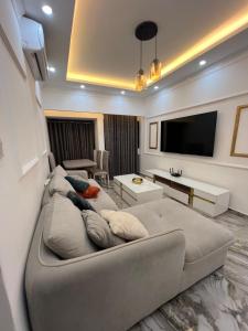 a living room with a couch and a flat screen tv at vk-appart in Maianga