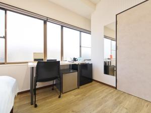 an office with a desk and a chair at マーケットステイ新宮 in Shingū