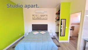 a bedroom with a bed with a green wall at Discovery Apartment in Santana