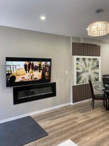 ein Wohnzimmer mit einem Flachbildfernseher an der Wand in der Unterkunft New Basement Apartment unit sleeps 4 in Oakville