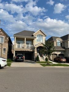 ein Haus, vor dem Autos parken in der Unterkunft New Basement Apartment unit sleeps 4 in Oakville