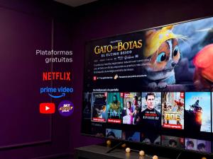 a tv screen with a video game on it at Casa Morada in Ciudad Juárez