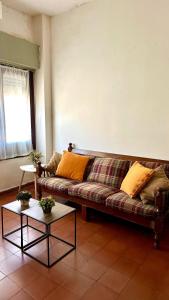 a living room with a couch and a table at Apapacho Urbano Casa cómoda Ideal familias y grupos in Paysandú