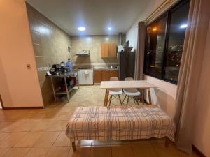 a small kitchen with a table and chairs in a room at Habitación donde Max in Valparaíso +1 photo