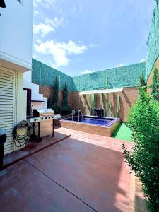 a backyard with a swimming pool and a house at Salvatierra Home in La Paz
