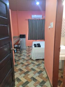 ein Zimmer mit einem Schlafzimmer mit Bett und Tür in der Unterkunft Riverside Inn in El Dorado