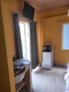 eine Küche mit einem kleinen Kühlschrank und einer Mikrowelle in der Unterkunft Riverside Inn in El Dorado