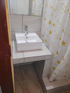 ein weißes Waschbecken in einem Badezimmer mit Spiegel in der Unterkunft Riverside Inn in El Dorado + 11 Fotos