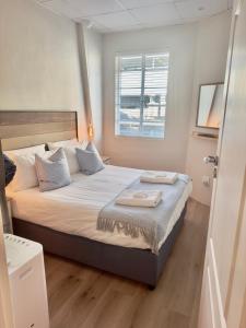 a bedroom with a bed with two towels on it at Kaneel Suiker - Paarl - Self Catering Apartment in Paarl