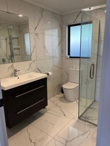 a bathroom with a sink and a shower and a toilet at Hart Road Haven in Richmond +9 photos