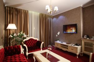 TV a/nebo společenská místnost v ubytování Grand Hotel & Spa Tirana