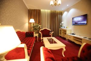 TV a/nebo společenská místnost v ubytování Grand Hotel & Spa Tirana
