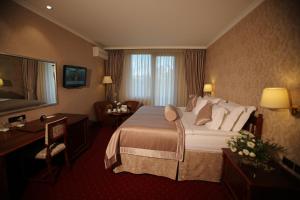 Postel nebo postele na pokoji v ubytování Grand Hotel & Spa Tirana