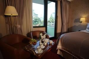 Postel nebo postele na pokoji v ubytování Grand Hotel & Spa Tirana
