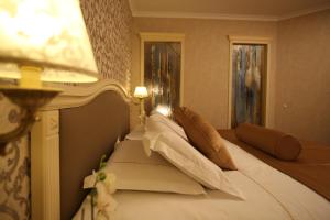 Postel nebo postele na pokoji v ubytování Grand Hotel & Spa Tirana