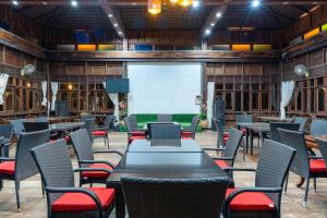 a room with tables and chairs and a projection screen at De Bua Valley Resort in Wang Nam Khieo