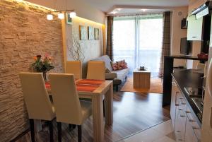 Posedenie v ubytovaní Apartament Perłowy