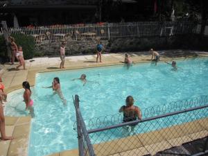 Bazén v ubytování Le clos de Banes nebo v jeho okolí