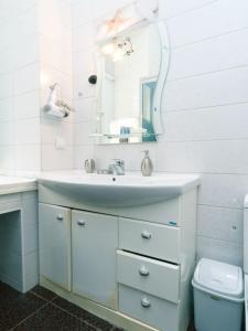 La salle de bains est pourvue d'un lavabo, d'un miroir et de toilettes. dans l'établissement Apartment near Olympic stadium, à Kiev