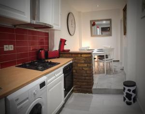 una cocina con estufa horno superior junto a una mesa en Maison avec terrasse Colmar Centre-Cottage garden terrace Center Old Town Colmar, en Colmar 35 fotos más