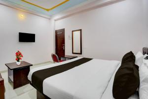 a hotel room with a bed and a television at Super Collection O Patna Airport Formerly Hotel Shahi Mahal in Dānāpur +21 photos