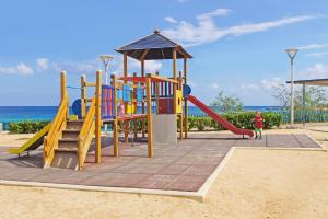 um parque infantil na praia com escorrega em Villa Solebianco Protaras em Protaras